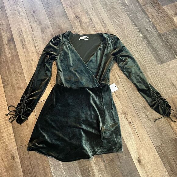 Urban Outfitters Green Velvet Wrap
Style Romper S - Picture 2 of 11